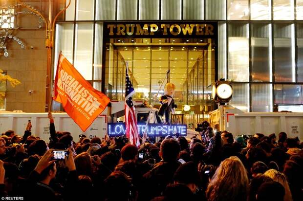 Нью-Йорк: Массовый протест перед зданием Башни Трампа  Трамп, анти трамп, протесты против трампа