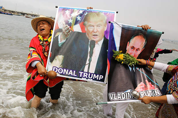 Перуанские шаманы с портретами Владимира Путина и Дональда Трампа во время предновогоднего гадания. 29 декабря 2016 года