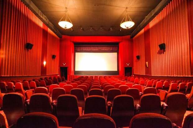 Пусть интерьер зрительного зала не отличался оригинальностью, но посетителей это не волновало (штат Флорида). | Фото: loveproperty.com.