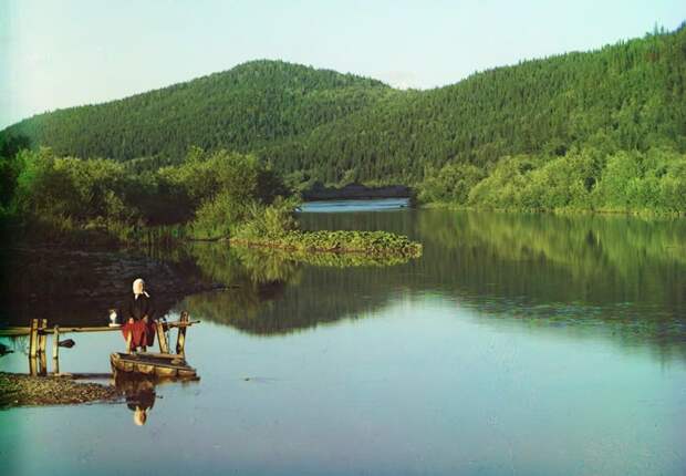 Женщина сидит в тихом местечке на реке Сим, которая является частью бассейна реки Волга, 1910 год. (Prokudin-Gorskii Collection/LOC) империя., путешествия, цветное фото