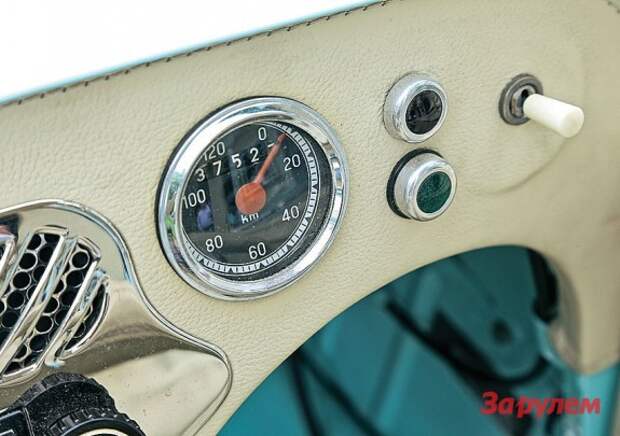 Справа от спидометра – лампочки, оповещающие, в какую сторону крутится коленвал.