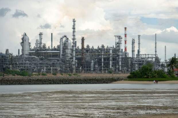 Bloomberg узнал, как Сингапур разбавляет нефть из России, чтобы обходить санкции