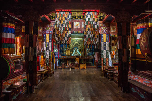 Один из залов для молитв и ритуалов, украшенный тханками, фресками, картинами и буддийскими святынями (Key Gompa, Индия). | Фото: eatdrinkkl.blogspot.com.