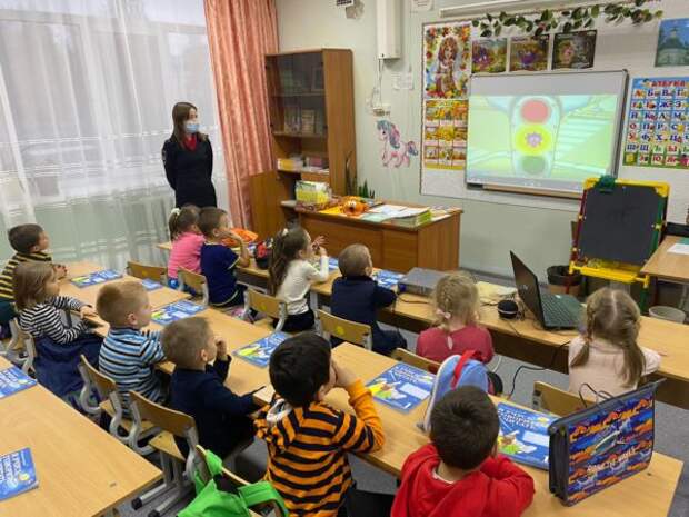 Сотрудники ГИБДД провели урок безопасности для дошкольников в Школе будущего первоклассника