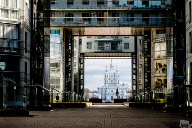 Архитектурные контрасты Санкт- Петербурга .