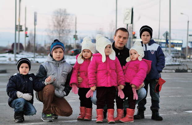 Антон Кудрявцев и шесть его детей.