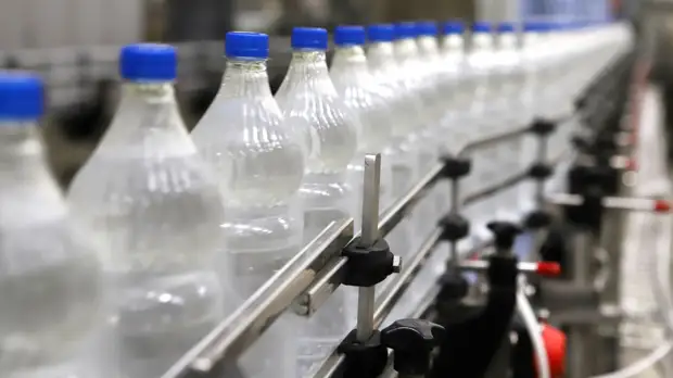«Преступление против человека и его здоровья»: более четверти продаваемой в России питьевой воды оказалось подделкой