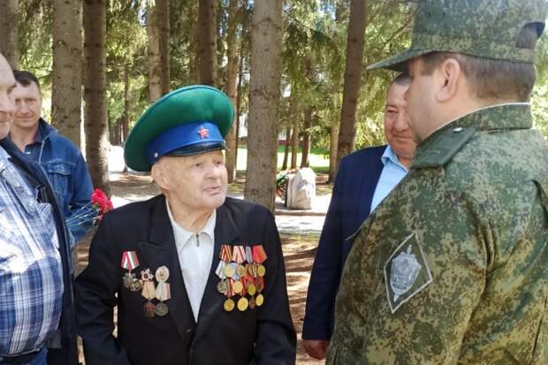 К 98-летнему Афанасию Кудояру приехали в Ордынку сотрудники ФСБ в День пограничника