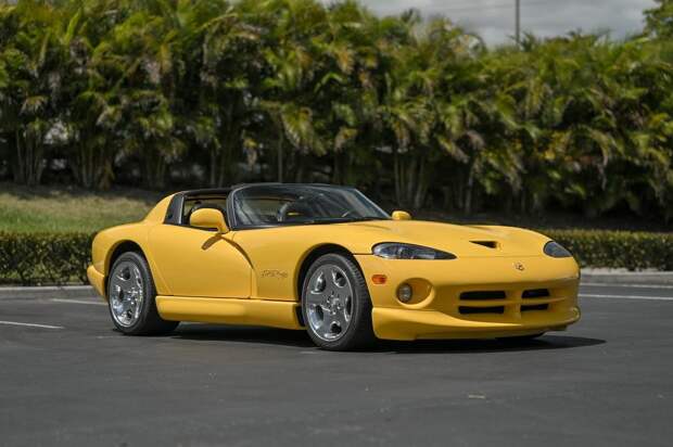 Яркий Dodge Viper RT/10 2002 года выпуска с минимальным пробегом