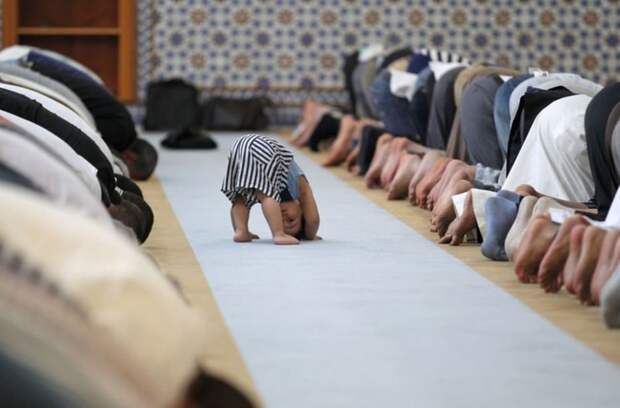 Мусульманская молитва в первый день Рамадана (Франция, 2013 г.) подборка фото, хорошие фото, эмоции