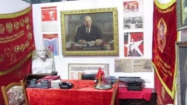 В Совфеде предложили возродить Ленинские комнаты в школах, чтобы защитить детей от Запада. Там должны быть портреты и бюст вождя, агитационные плакаты...