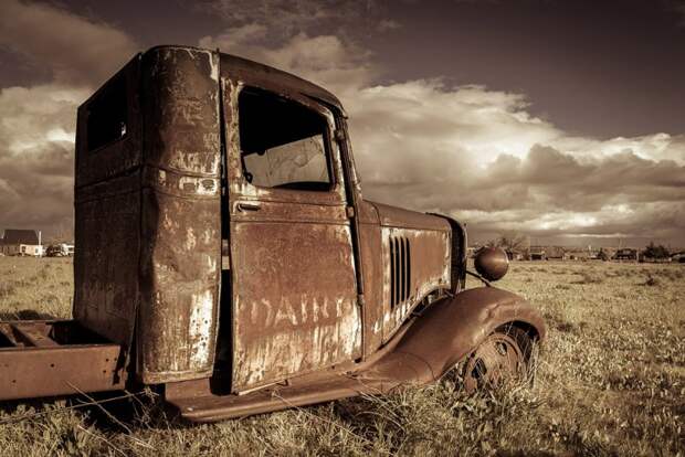 Ржавеющий грузовик в штате Орегон.  брошенные авто, фотограф, фотографии