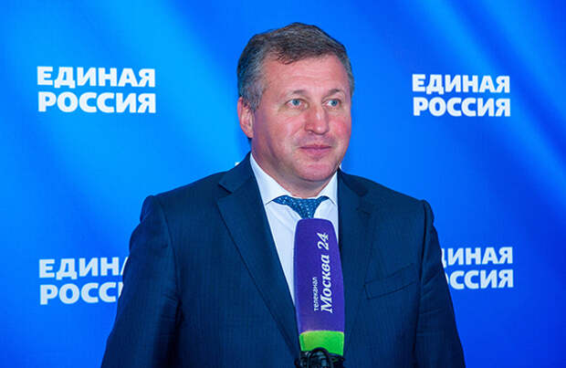 Всего за региональную неделю за помощью к столичным депутатам-единороссам обратились 6620 граждан В последнее время в Московском городском отделении партии «Единая Россия» отмечается значительный рост обращений граждан к столичным депутатам. Об этом свидетельствует статистика Региональной общественной приемной МГРО Партии. Согласно ее данным, итоги проведения недели приема граждан с 26 ноября по 2 декабря показали, что уровень доверия москвичей к своим избранникам уверенно стремится вверх. Всего в приеме граждан на прошлой неделе приняли участие 1526 сторонников и партийцев «Единой России». Из них 1310 депутатов. Всего за помощью к столичным депутатам-единороссам обратились 6620 граждан, что на 46% больше, чем в этот же период прошлого года. Порядка 2895 обращений рассмотрены положительно, что на 62% выше по сравнению с прошлогодними данными. Как отметил руководитель Региональной общественной приемной Председателя Партии Д.А. Медведева в городе Москве Сергей Зверев, чаще всего жители столицы обращаются к депутатам по вопросам эксплуатации жилого фонда, проблемам жилищно-коммунального хозяйства, благоустройства дворовых помещений. Среди тем, наиболее волнующих москвичей, стоит тема реновации. По его прогнозам, в будущем году количество обращений в «Единую Россию» продолжит также расти. «”Единая Россия” – партия власти, и люди приходят всегда туда, где их слушают и слышат, где им реально помогают в решении насущных проблем. Рост обращений граждан к нашим депутатам – показатель высокого доверия москвичей к “Единой России”, что, конечно, положительно сказывается и на общей динамике работы Партии в целом», – заявил Сергей Зверев.. Фото: er.ru