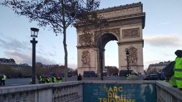 Франция сняла флаг Евросоюза из-под Триумфальной арки в Париже
