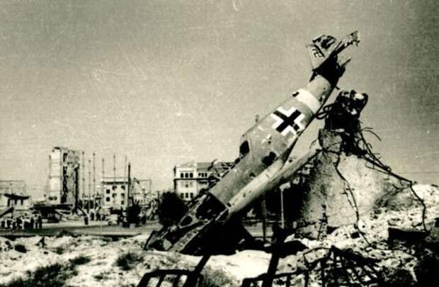 В битве за Сталинград наиболее ярко проявилось искусство сочетания активной обороны с подготовкой контрнаступления гигантского масштаба. 2 февраля 1943, сталинградская битва