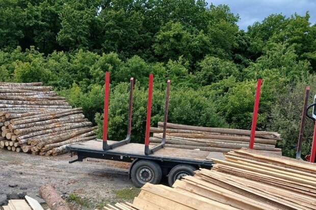 Жители Смоленска доставили землякам в зону СВО более 100 кубометров лесоматериалов