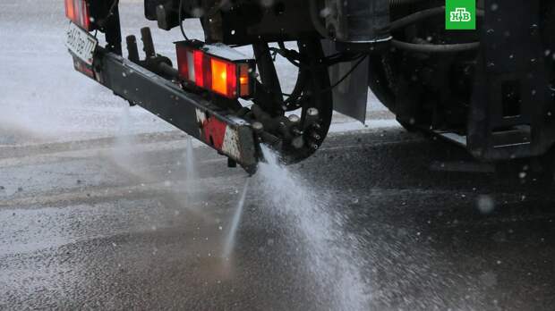Опасные участки дорог Москвы обработают против гололеда