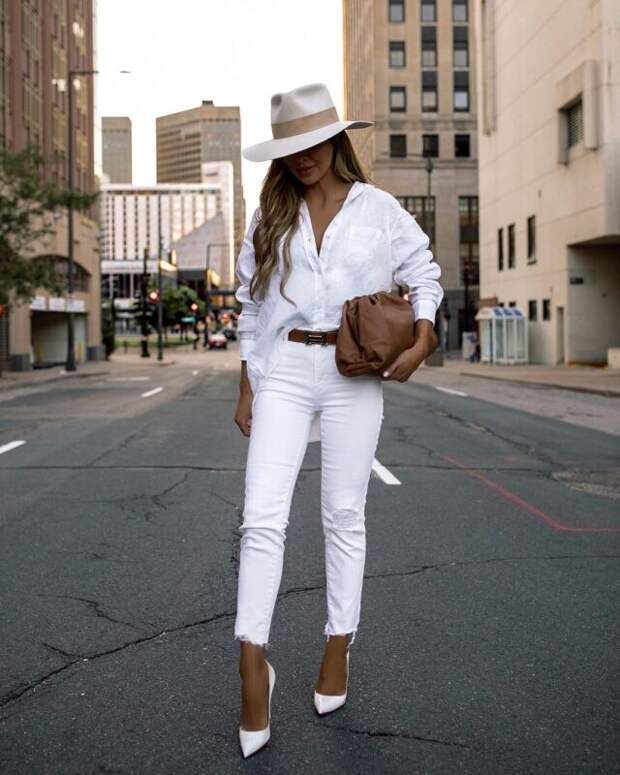 девушка в белой рубашке и джинсах
