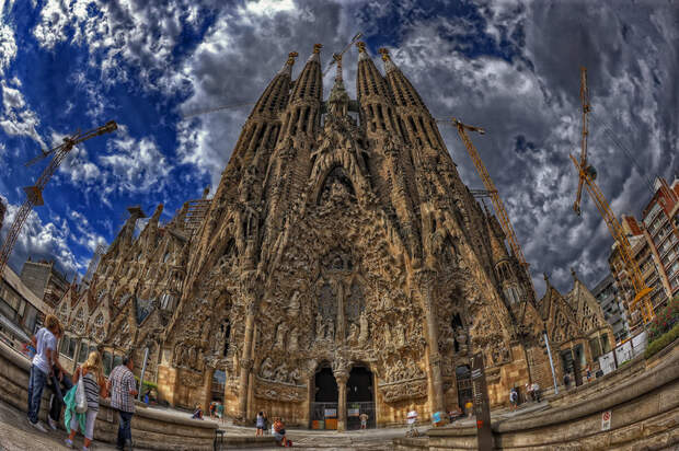 Собор Sagrada Familia, без сомнения можно занести в список самых необычных зданий не только Испании, но и всего мира. архитектура, интересное, испания