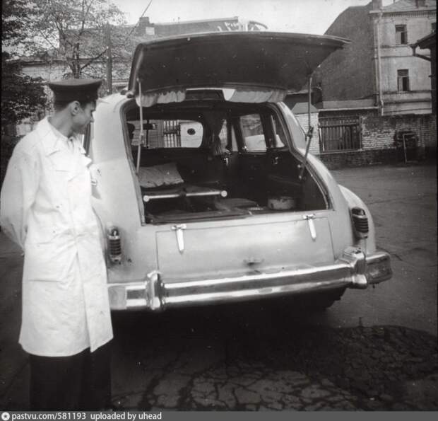 Фото 1954 г. Во дворе центральной подстанции скорой помощи (Склиф) скорая, скорая помощь. ретро фото