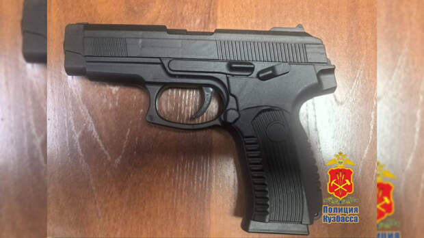 В Кемерове полицейские нашли мужчину, который достал "пистолет" во время лезгинки в кафе