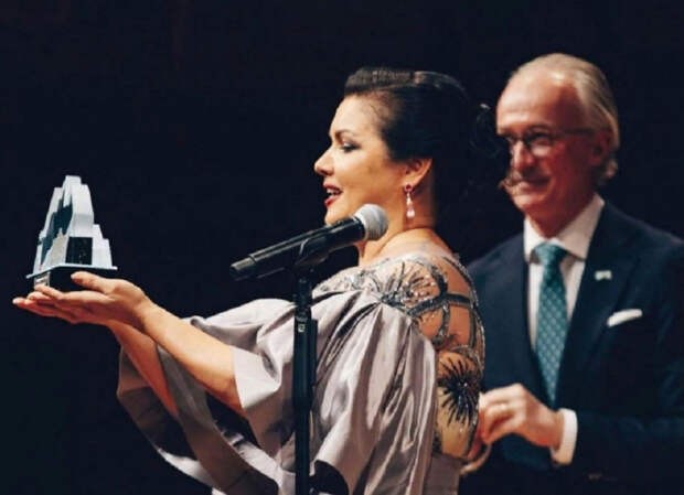 Королева Швеции вручила международную награду оперной певице Анне Нетребко