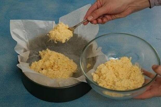 Выложить тесто в форму для выпекания