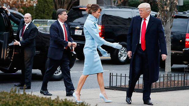 Дональд Трамп и его супруга Меланья около церкви перед инаугурацией в Вашингтоне, 20 января 2017...