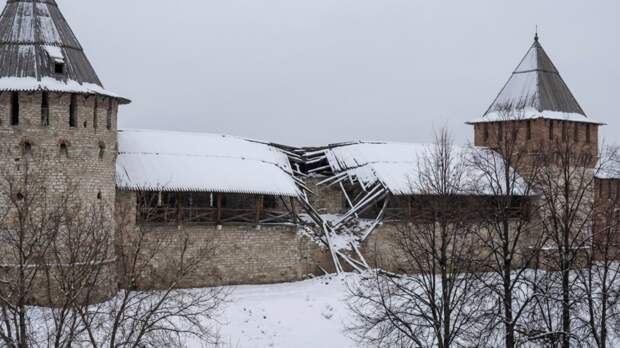 Часть крыши обвалилась между башнями Нижегородского кремля