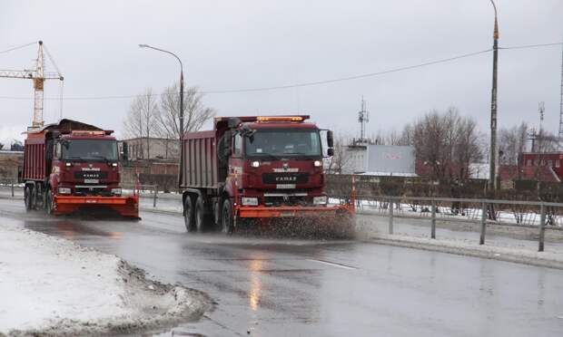 Снегопад в Северодвинске вновь вывел на дороги зимнюю технику