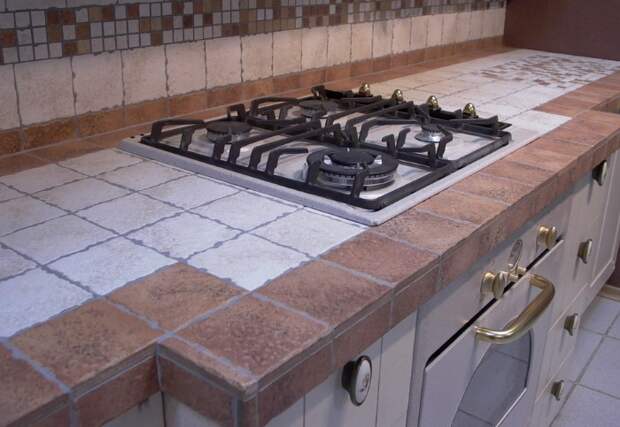 Плитка - трудоемкое и сложное в уходе покрытие для кухонной столешницы / Фото: professionalmebel.com