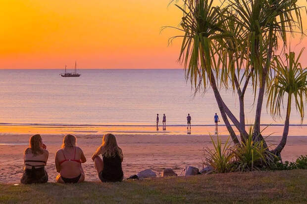 В Западной Австралии тропический циклон окрасил небо в красный цвет
