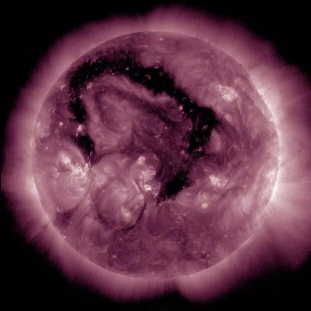 Землю накроют магнитные бури 9 января 2026. На Солнце появилась корональная дыра необычной формы