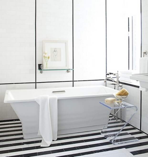 черно-белая плитка на полу в ванной