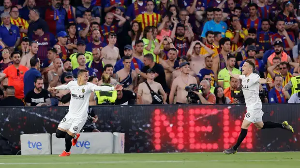 «Валенсия» впервые за 11 лет завоевала Кубок Испании, обыграв «Барселону»