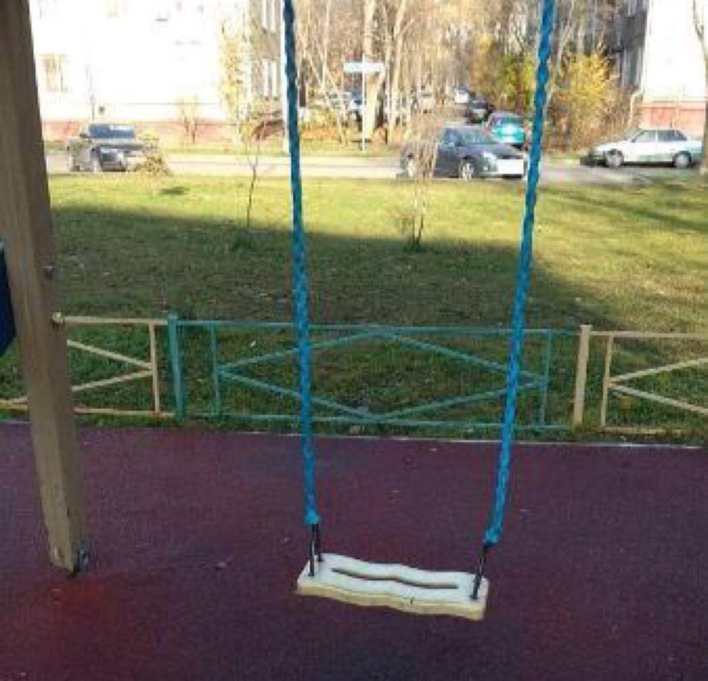 Качели во дворе на Академика Комарова, д. 13. Фото: портал «Наш город»