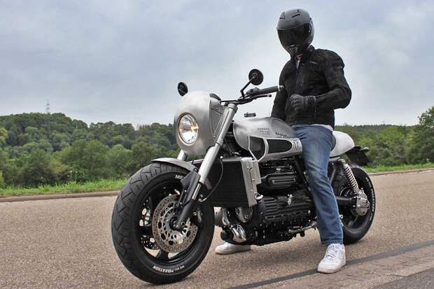 Hammer Crafted: кафе рейсер Triumph Rocket 3