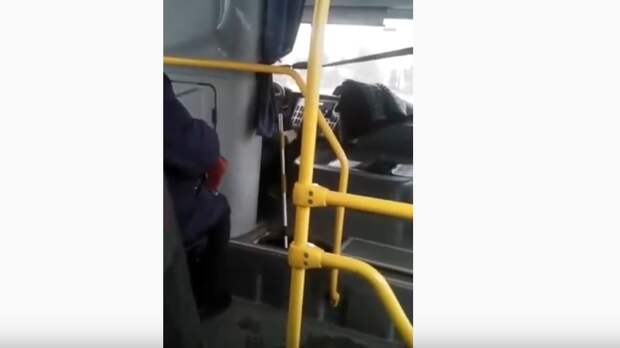 Видео, как водитель автобуса переключает передачи шваброй, обсуждают в Сети