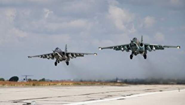 Российские штурмовики Су-25 взлетают с авиабазы Хмеймимв Сирии. Архивное фото
