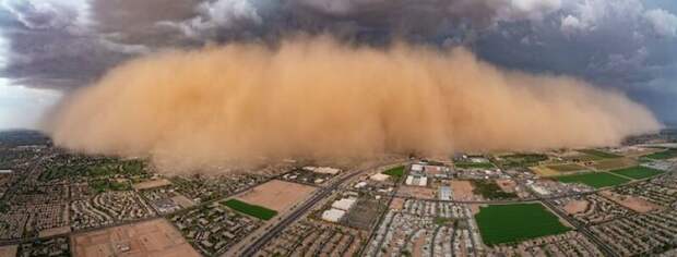 В сезон муссонов песок пустыни поднимается к небу, образуя стену пыли аризона, аэросъемка, вертолет, песчаная буря, природа, стихия, фотография, фотомир