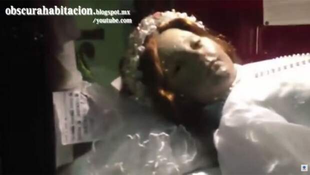 Мумия девочки, зарезанной отцом 300 лет назад, открыла на несколько секунд глаза во время богослужения(ВИДЕО)