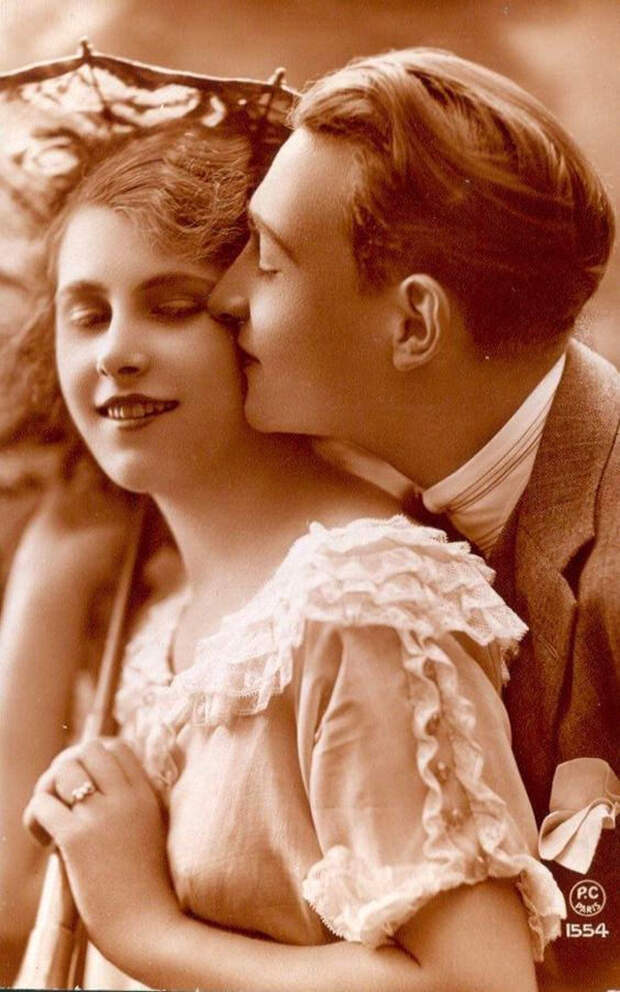 Как романтично целоваться: французские открытки 1920-х годов