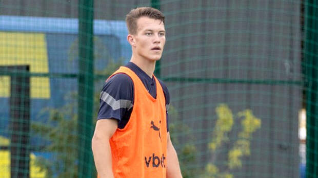 Сбежал по «семейным обстоятельствам»: украинский футболист покину страну