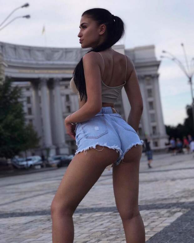 Красивые девушки в коротких шортиках
