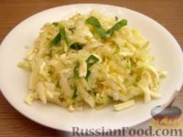 Фото к рецепту: Капустный салат с дайконом и брынзой