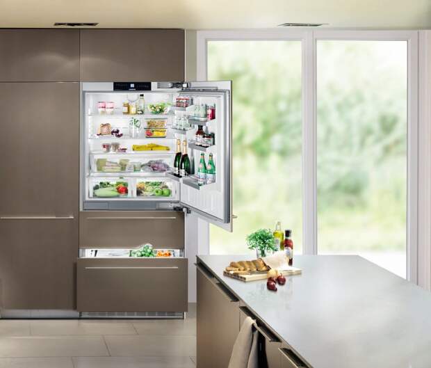 Кухонный шкаф с модулем для встраиваемого холодильника 