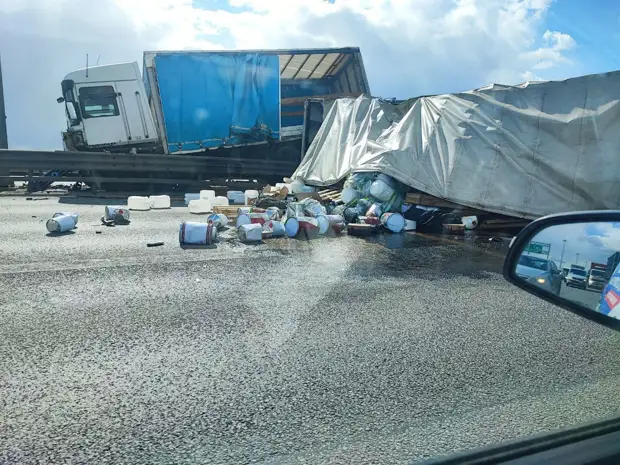 КАД в краске. Грузовик запрыгнул на отбойник и опрокинулся на встречку