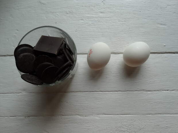Десерт из шоколада и яиц – воздушный и лёгкий. Муж говорит, что получился пористый шоколад, и ничто другое