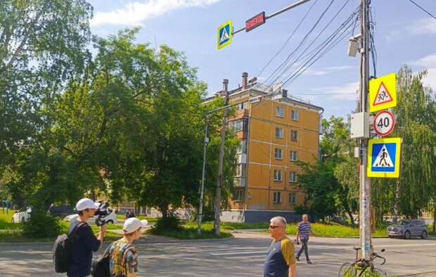В Новосибирске появился «умный» пешеходный переход, но водители не поумнели