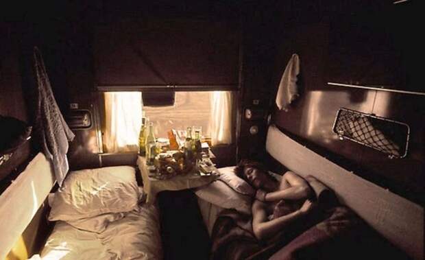 1973. Дэвид Боуи в своем купе во время путешествия по Транссибу. звезды, история, фото